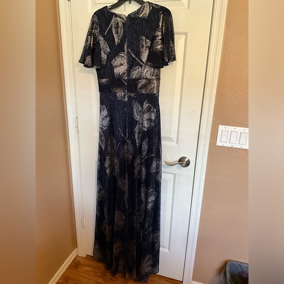Betsy & Adam, Gun Metal Foil Print, Flutter Sleeve, Long Gown Size 12 - Picture 5 of 16